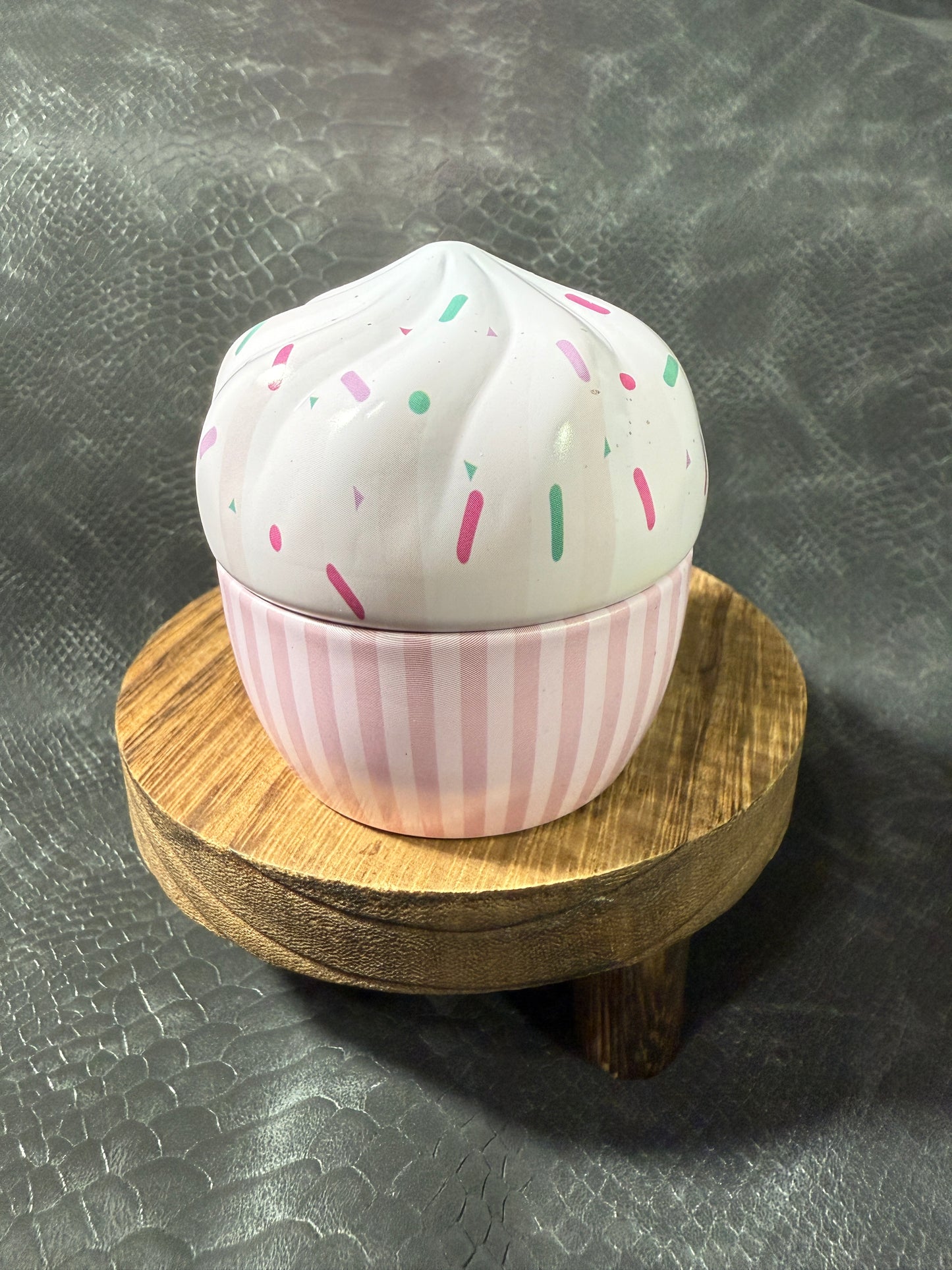 Cupcake Candle of Cozy Comfort – Handmade Dice Set, Magic Item Card & Cupcake Tin Candle for D&D and Tabletop RPGs