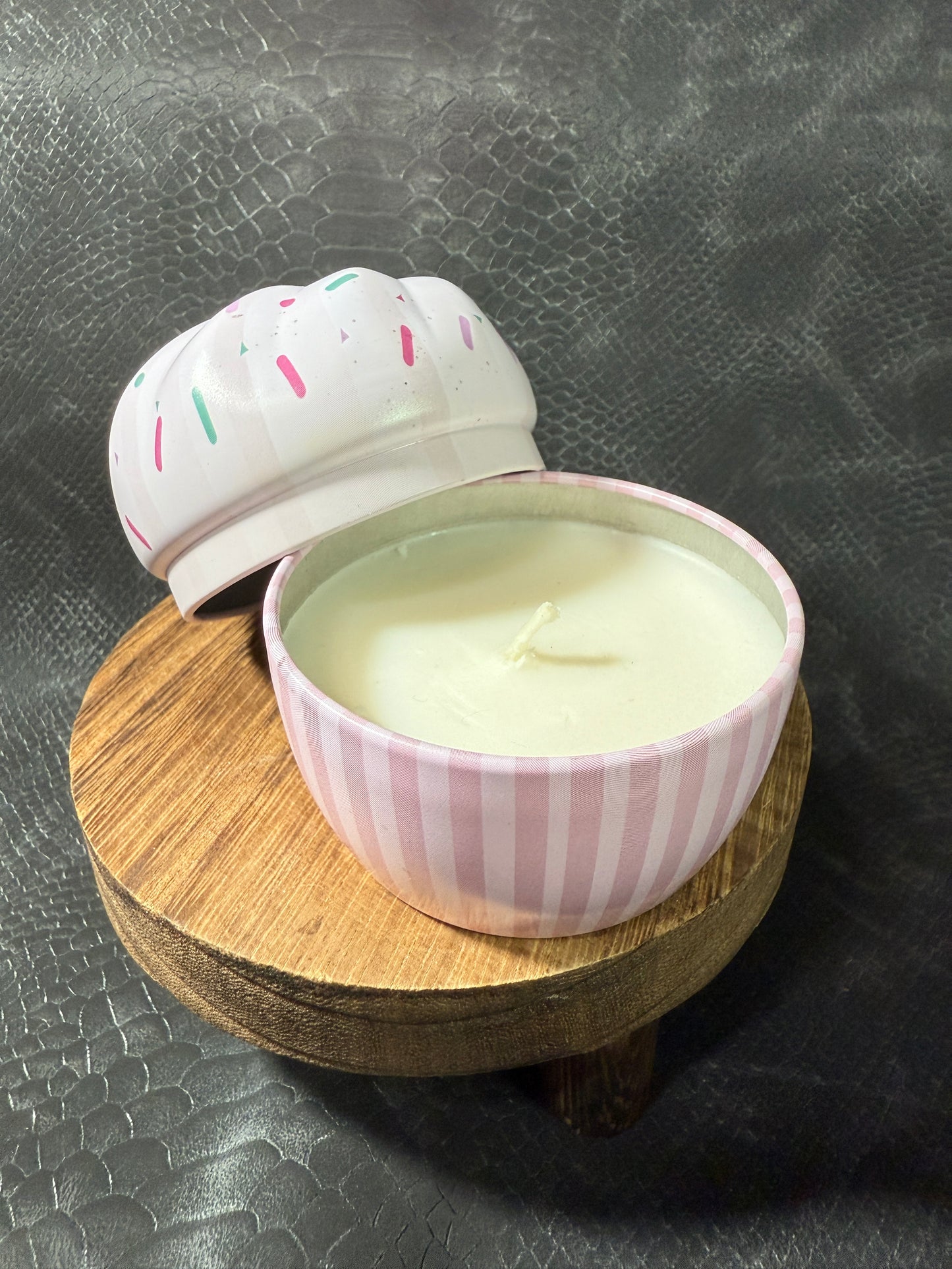 Cupcake Candle of Cozy Comfort – Handmade Dice Set, Magic Item Card & Cupcake Tin Candle for D&D and Tabletop RPGs
